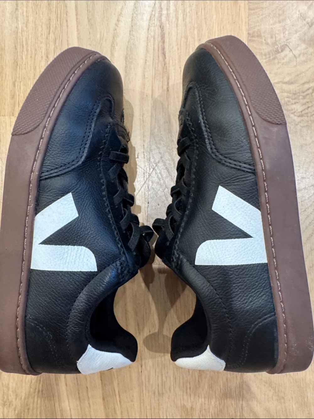 Veja Kids Black & White Low-Top Sneakers - Picture 7 of 7